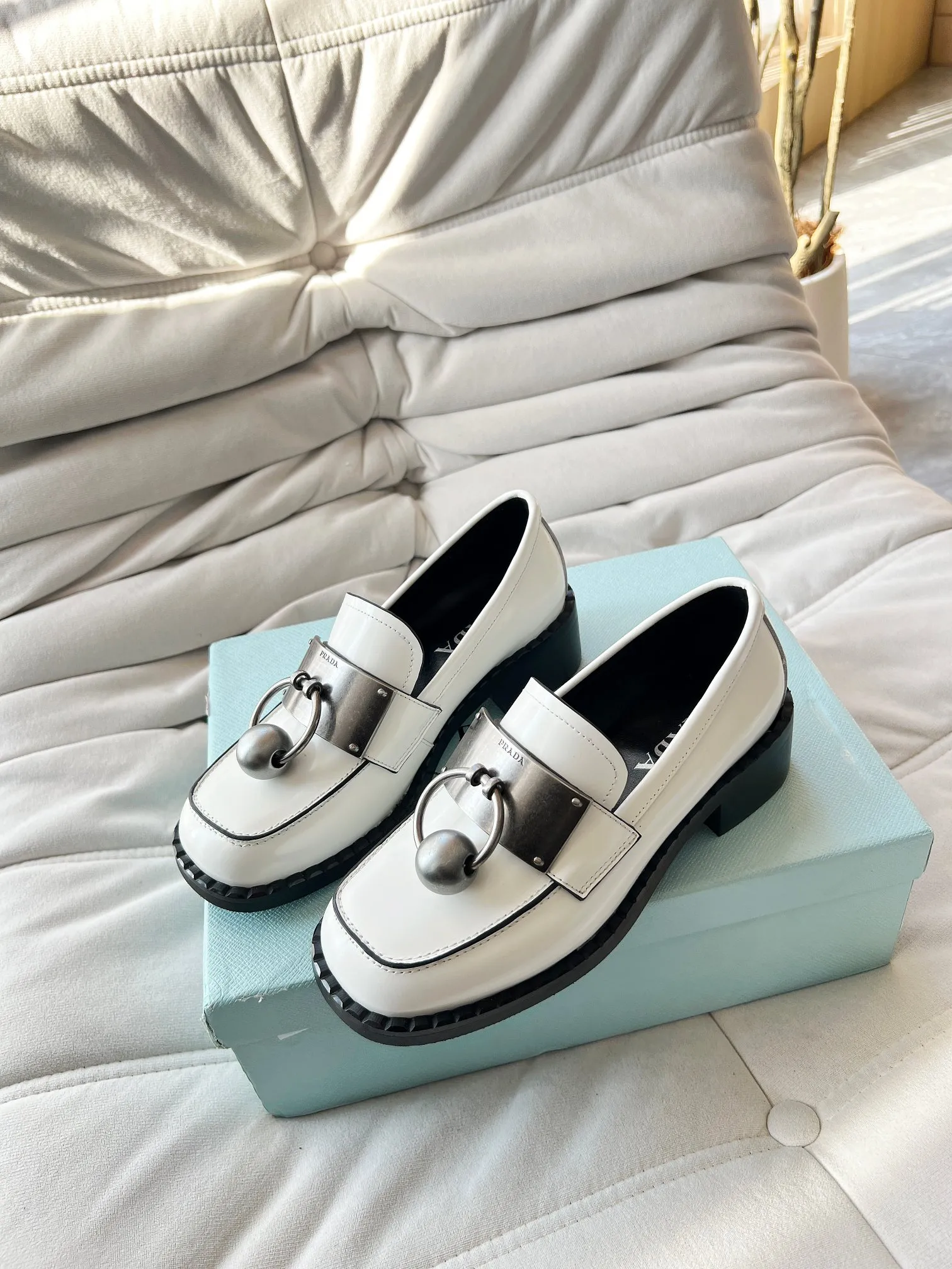 👟👟Ex-factory price 560👟👟 Prada’s new spring and summer women’s clothing｜Absolutely beautiful🥰Exception! Extra number! Anita will continue to update the latest SS25 catwalk pre-sale models, with novel logos as soul mates. Full of fun ~ Adhering to the trend-setting vane, you must believe in Prada's ability to capture fashion. 35-42 yards